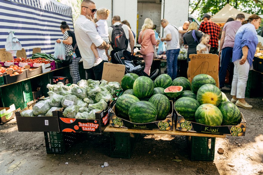 Stoisko z warzywami i owocami