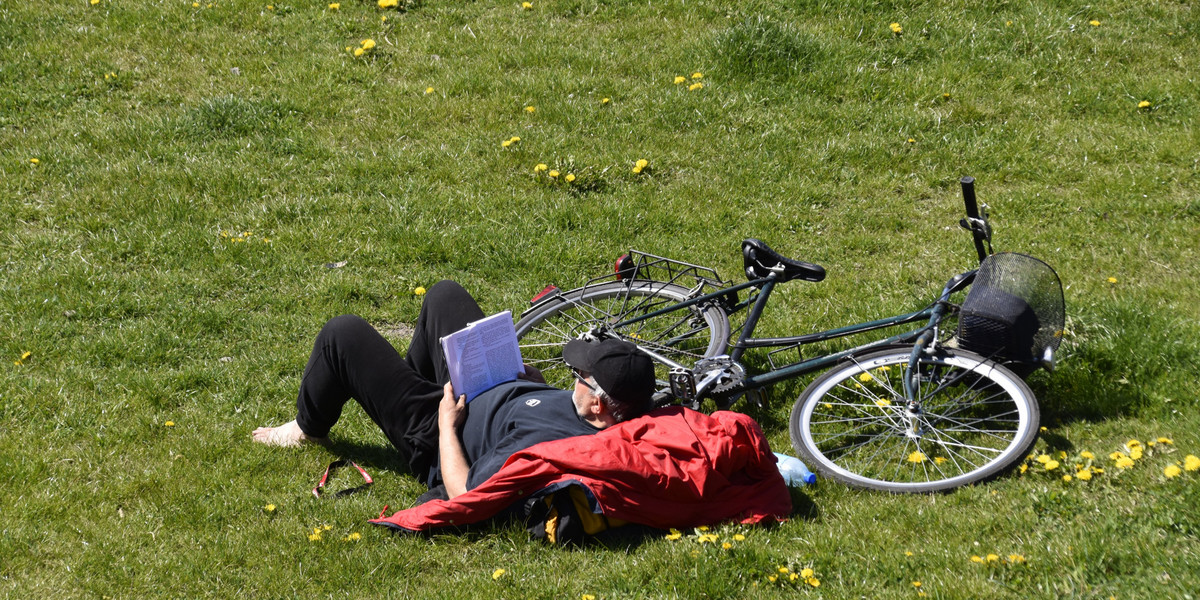 Bulwary nad Wisla w Krakowie, rowerzysta wypoczywa na trawie