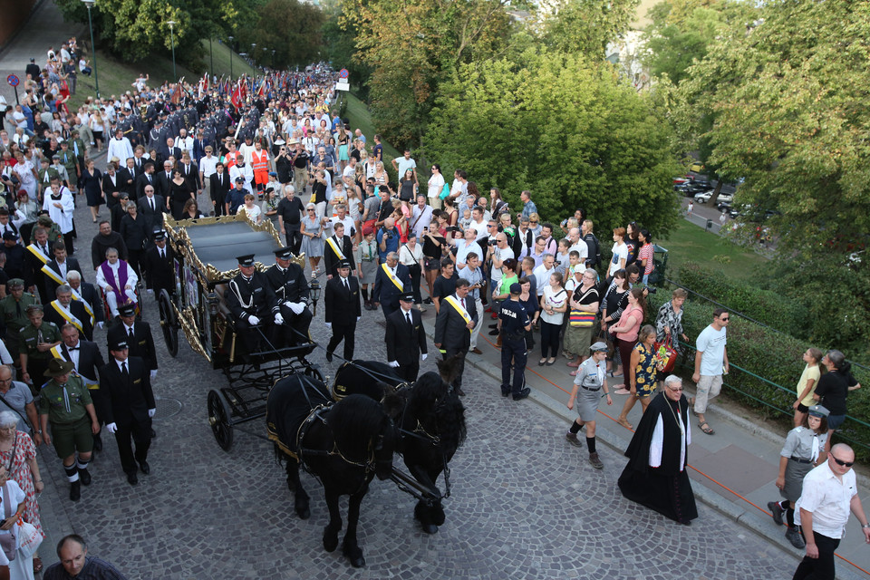  Kondukt żałobny z trumną kardynała Franciszka Macharskiego przeszedł z bazyliki franciszkańskiej ulicą Grodzką do Katedry na Wawelu