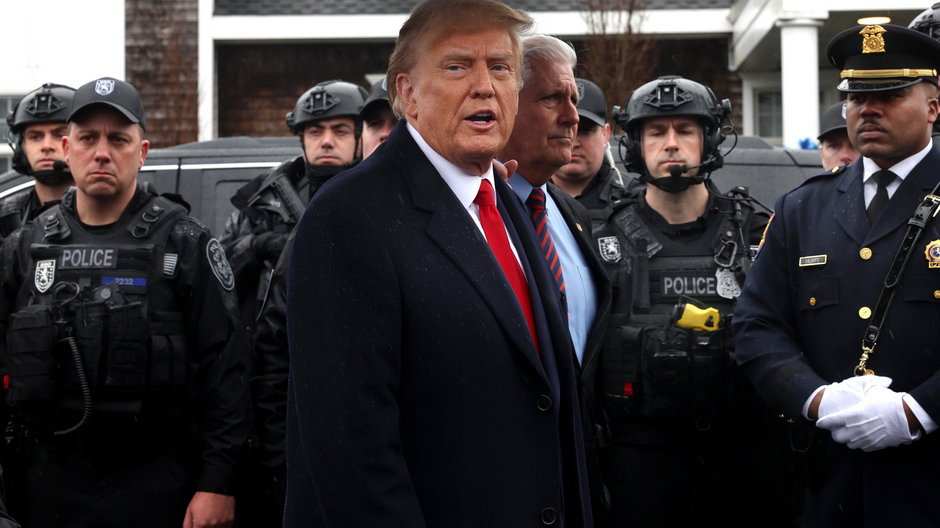 Były prezydent USA Donald Trump przemawia do mediów po wzięciu udziału w pogrzebie zabitego funkcjonariusza policji w Nowym Jorku (NYPD) Jonathana Dillera, 28 marca 2024 r. (Zdjęcie: Spencer Platt/Getty Images)