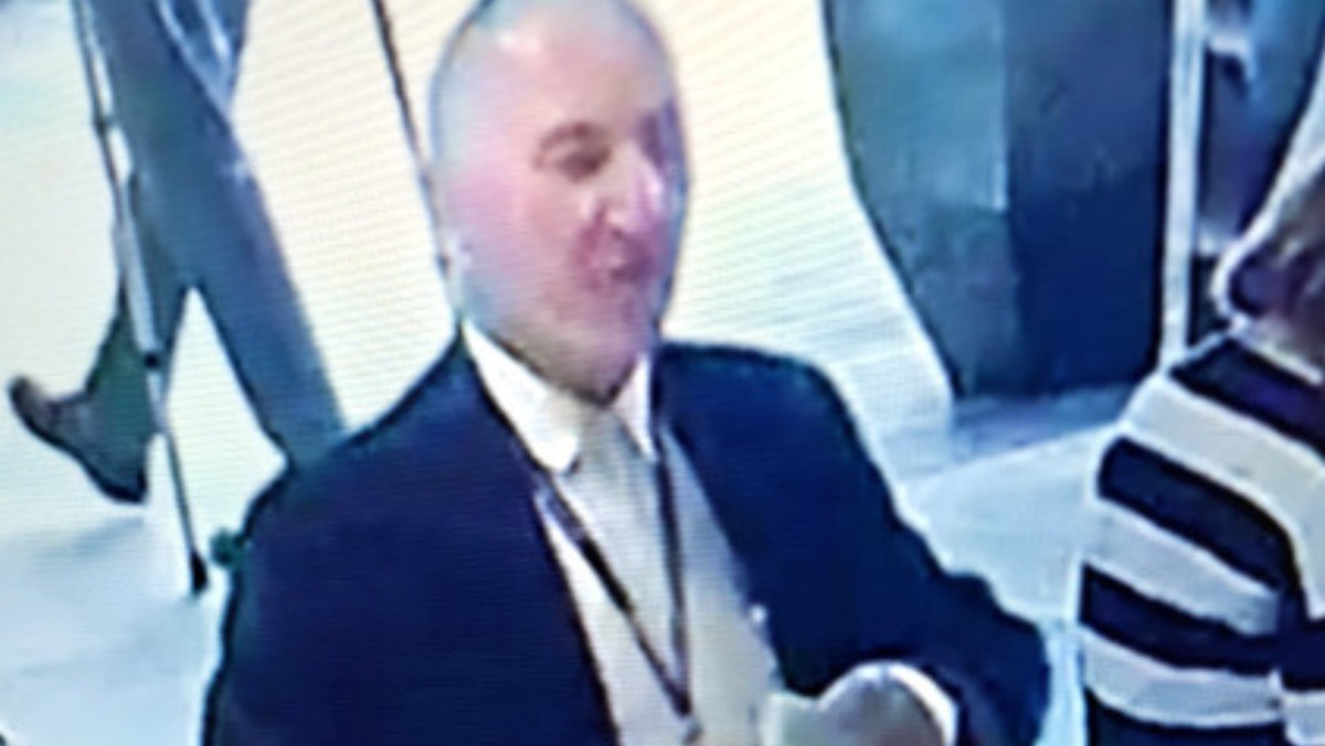 Mężczyzna przywłaszczył torebkę wartą 7 tys. zł w warszawskim hotelu, wszystko uchwyciła kamera monitoringu [Źródło: Onet]