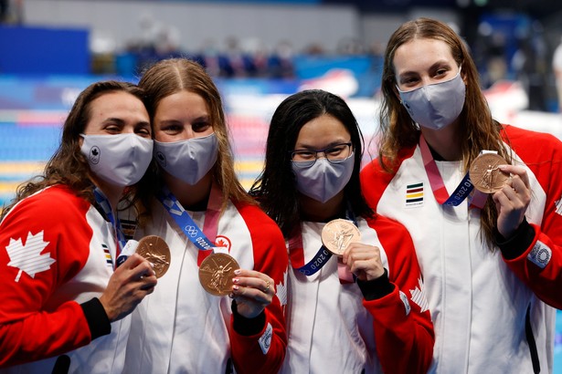 Od lewej: brązowe medalistki w kanadyjskiej sztafecie 4 x 100 m Kylie Masse, Sydney Pickrem, Margaret McNeil i Penny Oleksiak