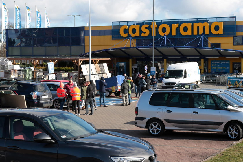 Parking marketu budowlanego przy Grunwaldzkiej w Gdańsku