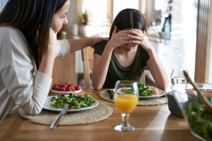 Anorexia, bulimia, evészavarok: így ismerheti fel, ha a szerette érintett benne!