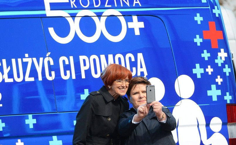 Minister Elżbieta Rafalska i premier Beata Szydło robią sobie "selfie"