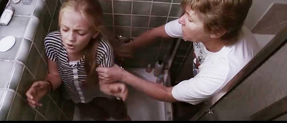 Az anyja a zuhany alá nyomja a kislányt. Mindezt azért, mert tett valamit, amin nem segíthet (videó)