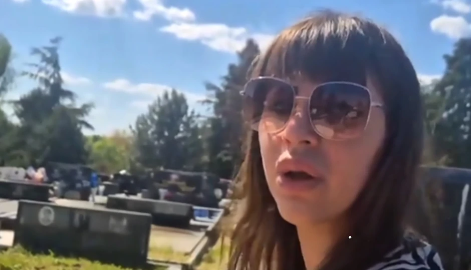Miljana Kulić na groblju moli babu za oproštaj zbog intimnih odnosa