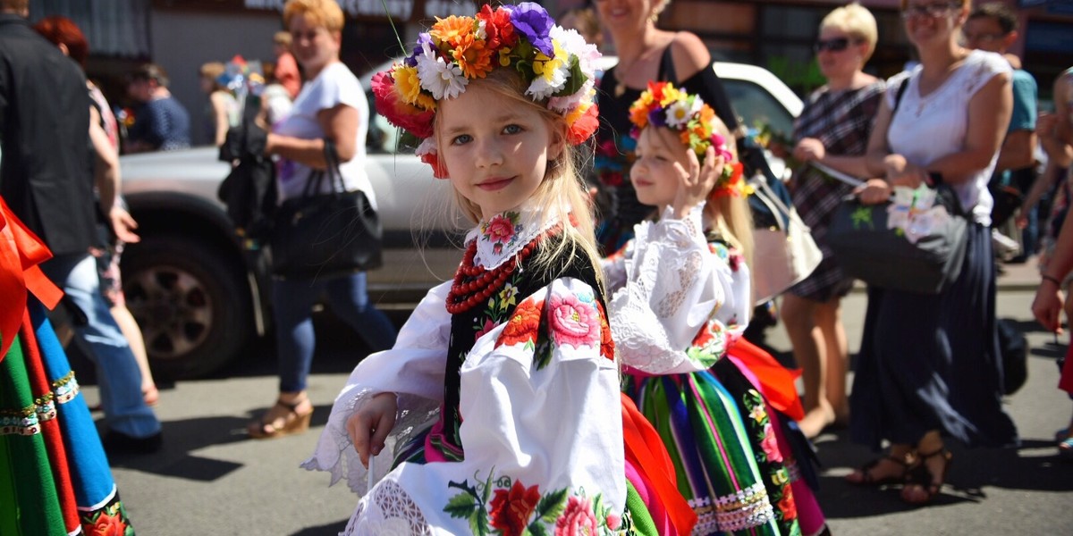 Boże Ciało w Łowiczu. Obejrzyj łowickie pasiaki, Jedź na Boże Ciało 2016 w Łowiczu pociągiem ŁKA