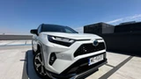 Ma silnik 2.5 i spala 3,7 l na 100 km. Toyota trzęsie rynkiem. Cena hitem