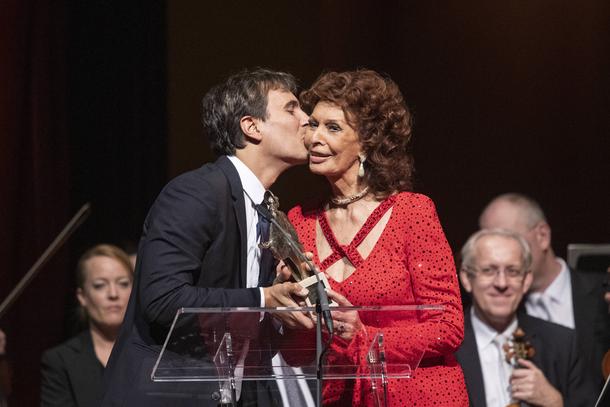 Sophia Loren ze swoim synem - Carlo Pontim Jr., odbiera Europejską Nagrodę Kulturalną Taurus za całokształt twórczości podczas Gali Europejskiej Nagrody Kulturalnej w Wiedniu
