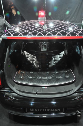 Auto ma przyciemnione szyby, żelazne kraty i przymocowane do nich kajdanki