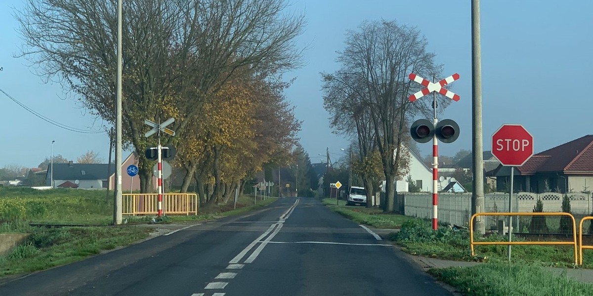 28-latka zignorowała czerwone światło na sygnalizatorze i wjechała na przejazd kolejowy. W aucie było roczne dziecko.