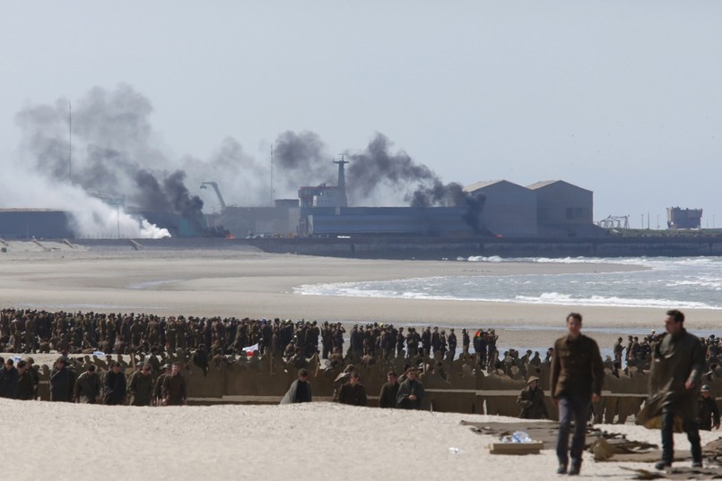 "Dunkirk" będzie filmową opowieścią o operacji "Dynamo" – ewakuacji pod ciągłym ostrzałem, w ciągu kilku dni 330 tysięcy żołnierzy alianckich znad kanału La Manche. I jednocześnie próbą odpowiedzi na jedną z największych zagadek II wojny światowej: dlaczego Hitler osobiście zatrzymał niemieckie dywizje pancerne, idące na znajdujących się w potrzasku żołnierzy Brytyjskiego Korpusu Ekspedycyjnego oraz innych oddziałów alianckich z Francji? Zdjęcia do "Dunkirk" realizowane są w miejscach historycznych wydarzeń. Dzieje ewakuacji z plaż Dunkierki Christopher Nolan kręci na podstawie własnego scenariusza. Główną rolę powierzył Fionnowi Whiteheadowi, a partnerują mu gwiazdy współczesnego kina: Tom Hardy, Mark Rylance, Cillian Murphy i Kenneth Branagh. Na ekranie zobaczymy również wokalistę One Direction – Harry'ego Stylesa. Nolan będzie także producentem filmu, a wspomoże go żona – Emma Thomas. Pojawiły się informacje, że znany reżyser nie zgodził się na odtworzenie okrętów wojennych na ekranie komputera, więc w jego "Dunkierce" zobaczymy prawdziwe jednostki. Za muzykę odpowiada zaś Hans Zimmer. Na premierę musimy poczekać do 21 lipca 2017 roku.