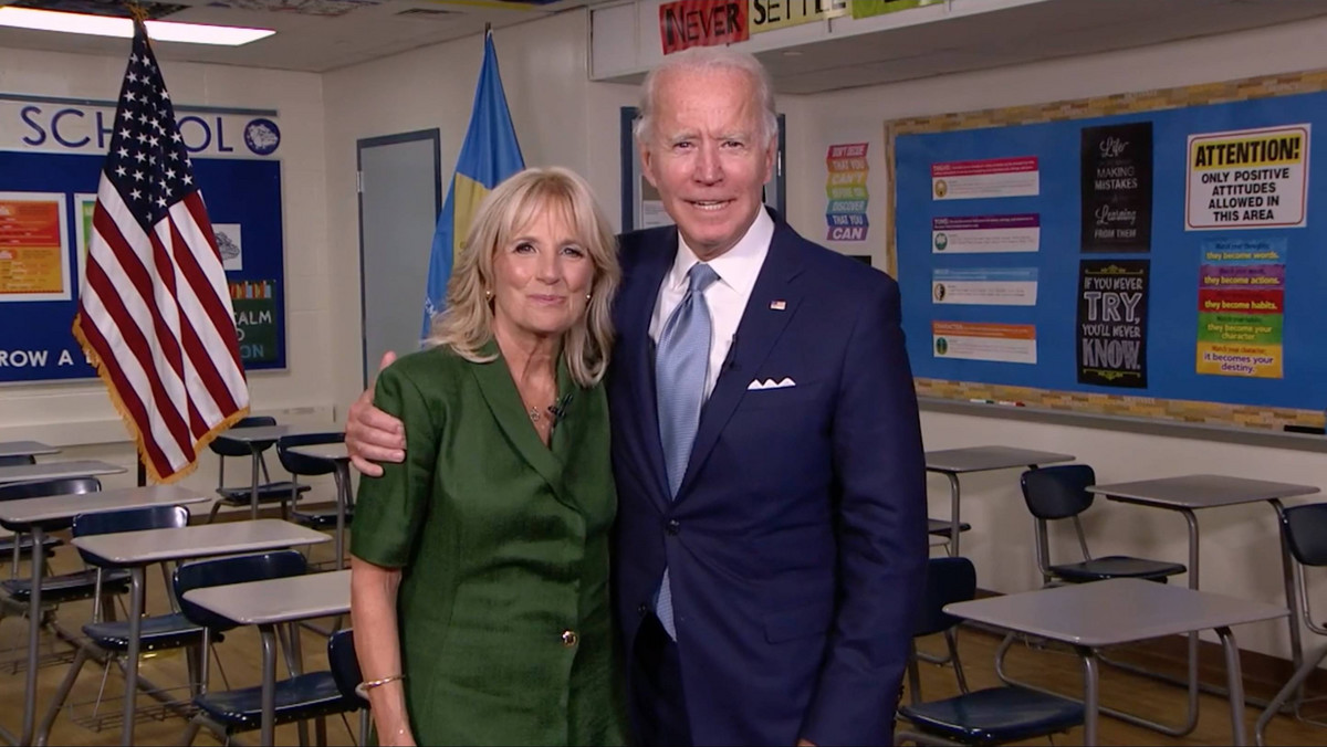 Jill Biden była do tej pory jedynie drugą damą, gdy jej mąż sprawował funkcję wiceprezydenta w gabinecie Baracka Obamy. Jednocześnie w umysłach Amerykanów pozostaje tą, która wiele rzeczy zrobiła jako pierwsza. Kim jest żona nowego prezydenta USA - Joego Bidena?