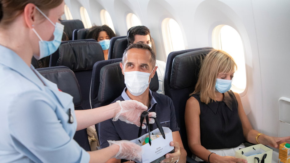 Pasażerowie w maskach na pokładzie Air France