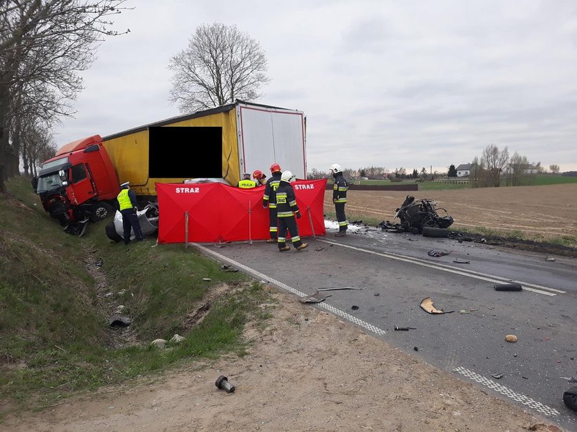 Auto rozpadło się na trzy części. Tragiczny wypadek w Mariankach