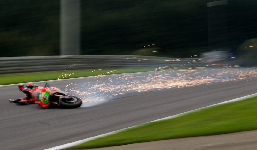 Stefan Bradl wyłożył się na torze tak, że aż iskry poszły. Niemiec zaliczył upadek przed GP Austrii