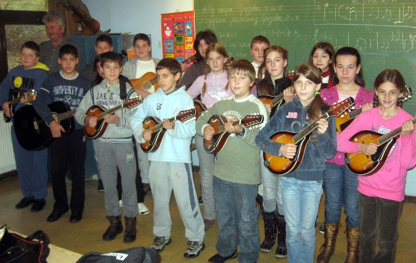 Sedamnaestoro đaka uz mandoline i gitare priprema se za nastupe na festivalima tamburaša