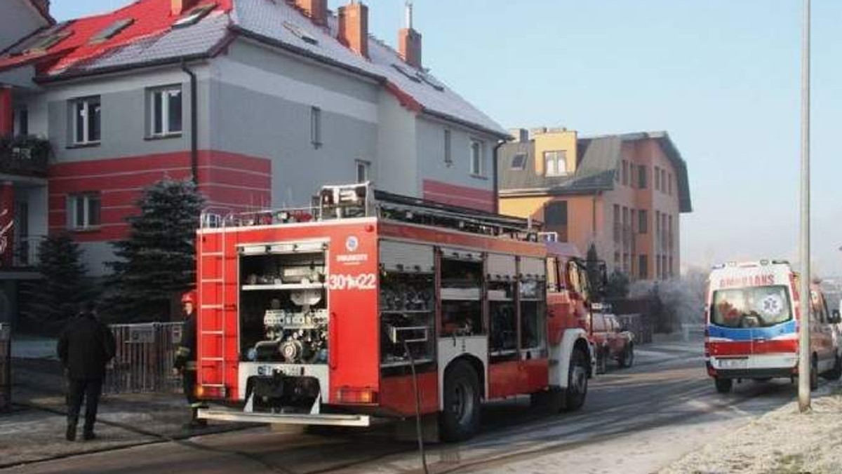 Alarm o zadymieniu w jednym z budynków przy ulicy Jałowcowej w Kielcach dotarł około godziny 9.30 do stanowiska dowodzenia kieleckich strażaków. Okazało się, że dym pojawił się w budynku wielorodzinnym, w którym mieszka prezydent Kielc Wojciech Lubawski.