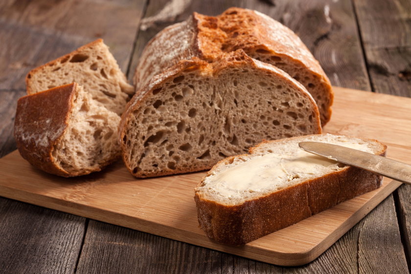 Chleb to cenne źródło węglowodanów.