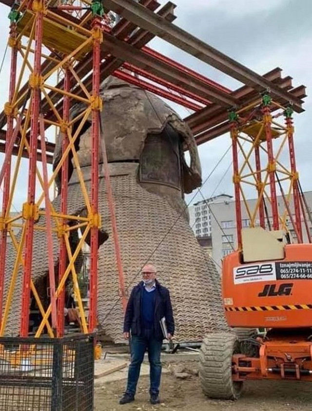 Vesić next to the Stefan Nemanja monument