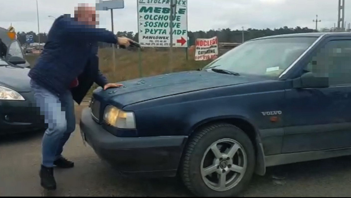 Policjanci zatrzymali mieszkańca okolic Golubia-Dobrzynia, który miał w kieszeni 8 tys. zł od oszukanej 80-latki z Nakła. Podejrzewają, że może mieć związek z kilkunastoma podobnymi przestępstwami.