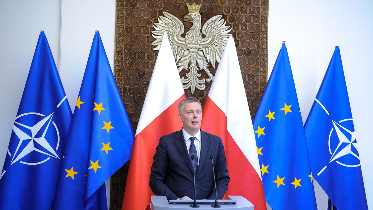 Wicepremier, szef MON Tomasz Siemoniak wyraził dzisiaj zadowolenie z zapowiedzi rozlokowania sprzętu amerykańskiej armii w Polsce i innych krajach regionu. Nazwał tę decyzję milowym krokiem w polsko-amerykańskim sojuszu. - Planowane są bardzo istotne decyzje związane ze wzmacnianiem bezpieczeństwa Polski – dodał minister Siemoniak.