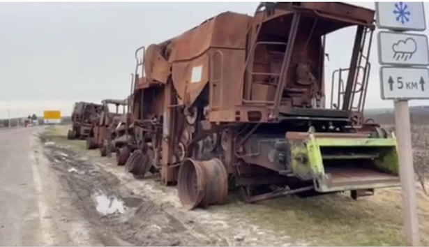 Wśród ustawionych na granicy, zniszczonych podczas rozpętanej przez Kreml wojny sprzętów są traktory, ciężarówka GAZ-53 i kombajny.