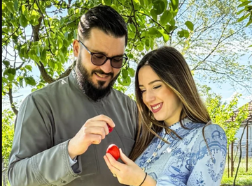 Danica Crnogorčević sa SUPRUGOM SVEŠTENIKOM UZGAJA DOMAĆA JAJA, dom PUN IKONA I UKRASA - a evo KO JE ODNEO POBEDU U KUCANJU! (VIDEO)