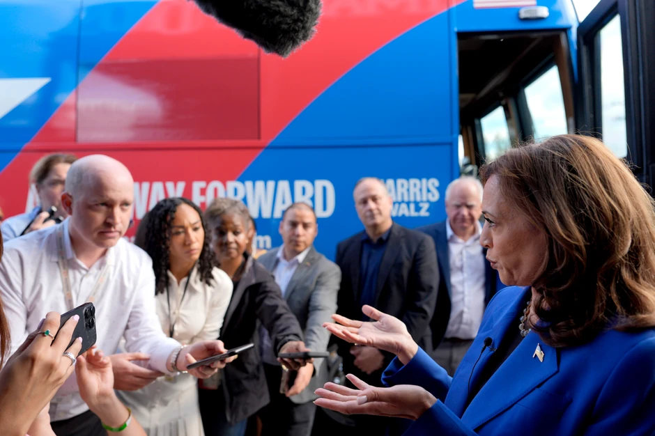 Kamala Haris sa novinarima u Pitsburgu 18. avgusta