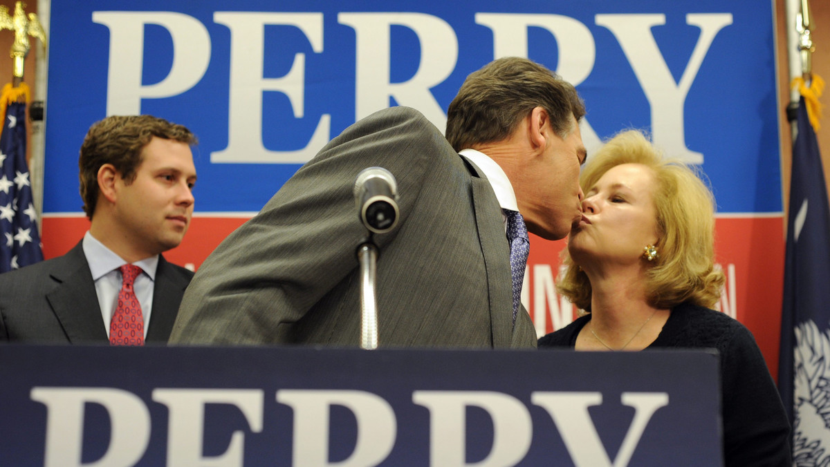 Gubernator Teksasu Rick Perry wycofał się dzisiaj z prawyborów w Partii Republikańskiej (GOP), które wyłonią jej kandydata w wyborach prezydenckich, i udzielił poparcia byłemu przewodniczącemu Izby Reprezentantów Newtowi Gingrichowi.