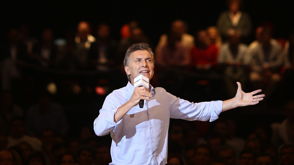 Mauricio Macri, 56-letni biznesmen, nadzieja opozycji na przerwanie wieloletnich rządów peronizmu w Argentynie, rozpoczął kampanię prezydencką obietnicą położenia kresu rządowej kontroli nad kapitałem. Kończy ją hasłami "zero ubóstwa" i "żadnych cięć w wydatkach socjalnych".