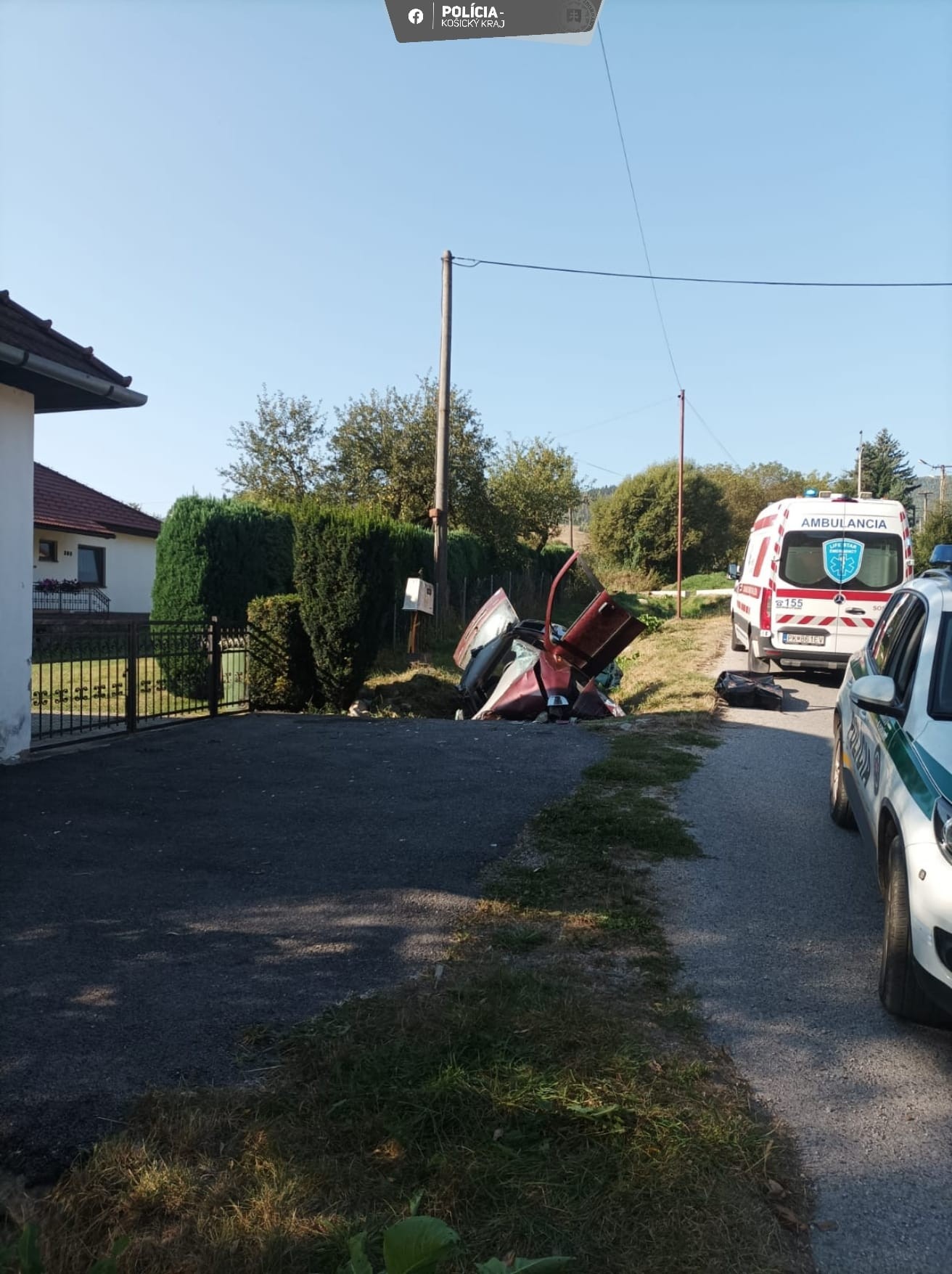 Nehoda pri Rejdovej si vyžiadala jednu obeť, spolujazdec sa ťažko zranil.