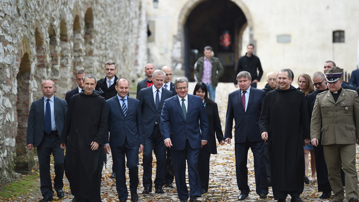 Słusznie jesteśmy dumni z naszego 25-lecia suwerenności - mówił w poniedziałek w Tyńcu prezydent Bronisław Komorowski. Przy tamtejszym klasztorze, z okazji 25-lecia wolności oraz 970-lecia założenia opactwa w Tyńcu, zasadził on Dąb Wolności.