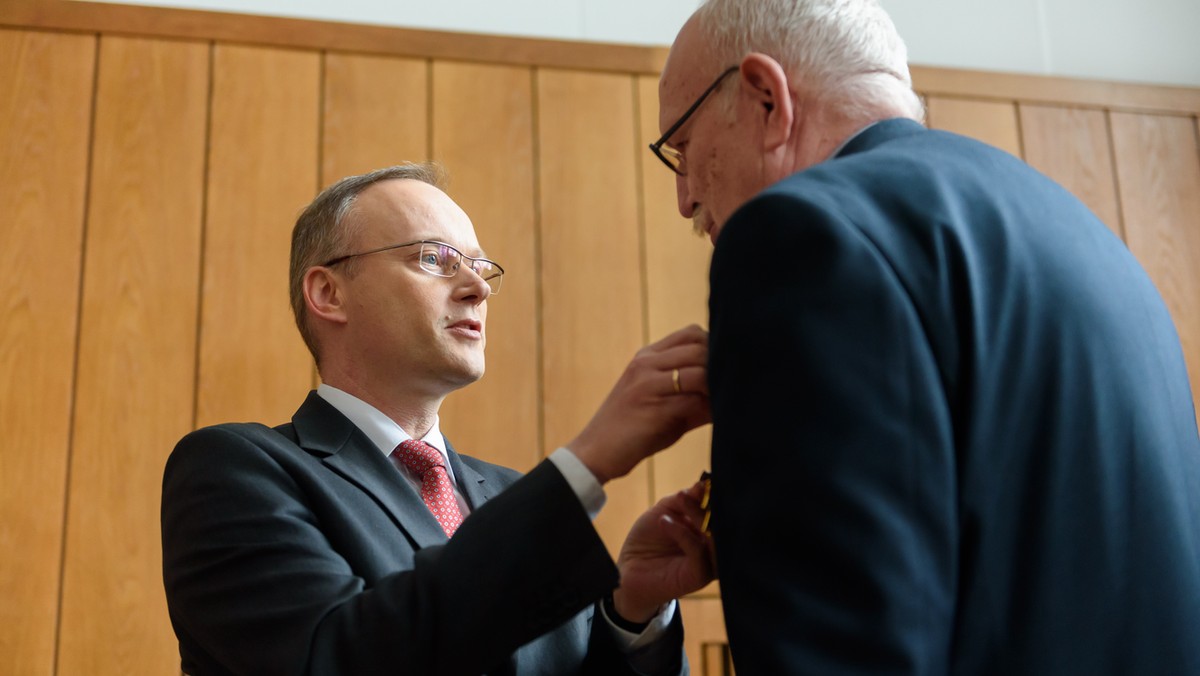 Prezes IPN Łukasz Kamiński wręczył w Poznaniu w imieniu Prezydenta RP Krzyże Wolności i Solidarności byłym opozycjonistom z Poznania i Wielkopolski. Odznaczeniem uhonorowano w piątek 13 osób.