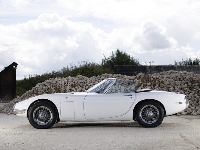 Bondowska Toyota 2000 GT