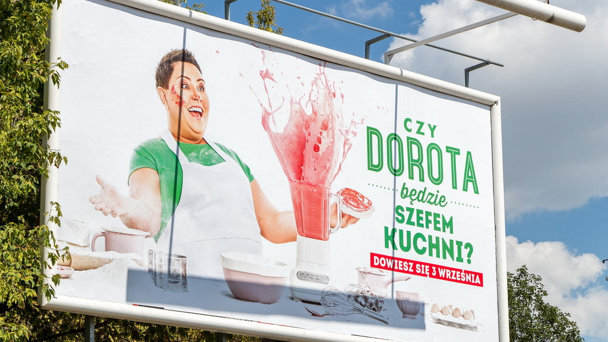 Dorota Wellman pojawiła się w ostatni piątek na billboardach, a dzisiaj w spotach telewizyjnych, gdzie możemy zobaczyć ją w zupełnie nowej roli – jako szefową kuchni. Czy to oznacza, że popularna dziennikarka poprowadzi nowy program poświęcony gotowaniu, a może wygryzie z telewizyjnego show innego znanego kucharza?