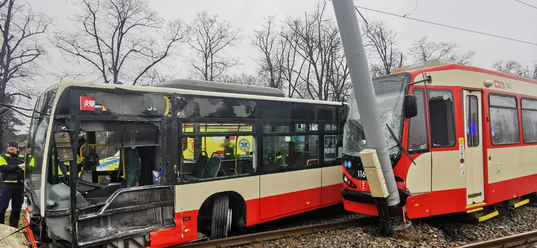 W Gdańsku autobus zderzył się z tramwajem. Kilkanaście osób rannych