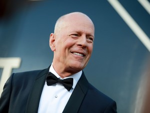 Szívmelengető videón Bruce Willis, ahogy a családjával hullámvasutazik