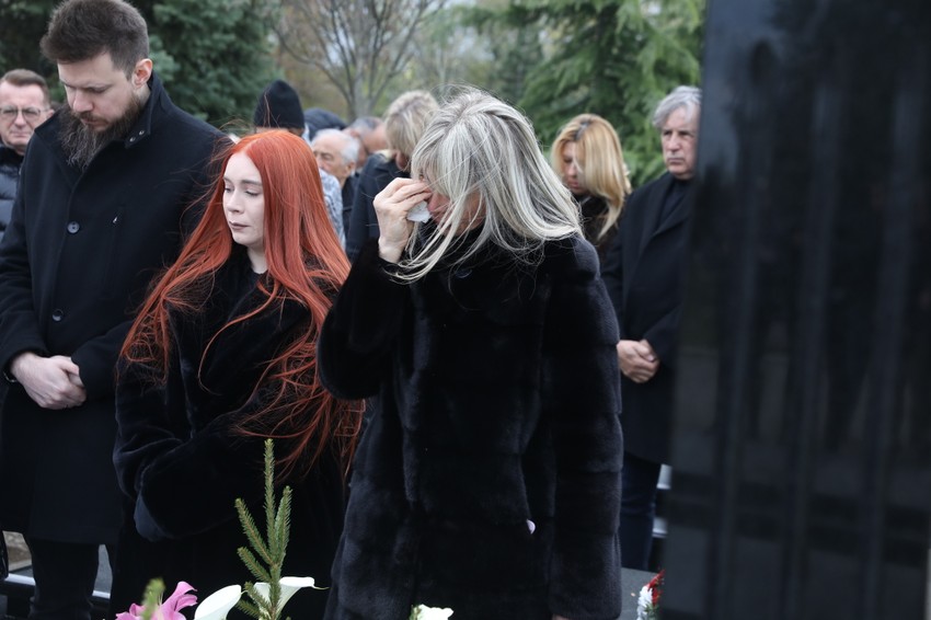 Ćerka Saše Popovića na groblju 