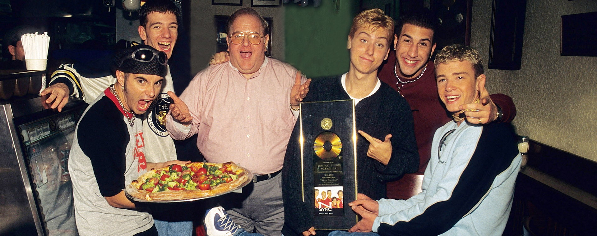 Louis Pearlman i członkowie zespołu 'NSync w pizzerii w Miami około 1996 r.