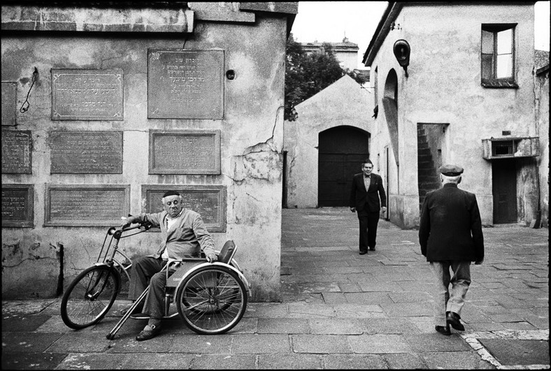  Oczekiwanie na piątkowe wieczorne nabożeństwo szabatowe na podwórzu Synagogi Remu. Pan Lemper w trzykołowym pojeździe (czerwiec, 1983)