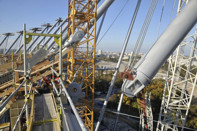 Do 72 pylonów, mocowane będą liny dachu, na których rozpięta zostanie membrana stanowiąca jego pokrycie. Fot. materiały prasowe NCS