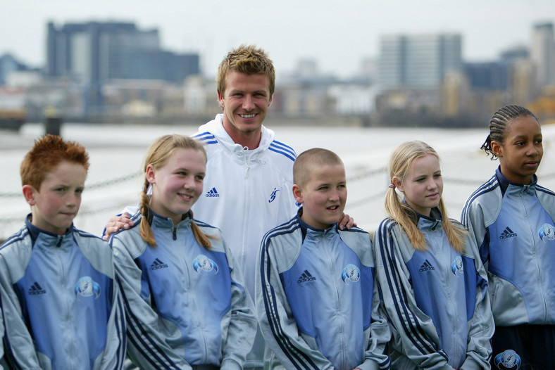 David Beckham z Harrym Kane'em, Kate Goodland i innymi dziećmi w 2005 roku