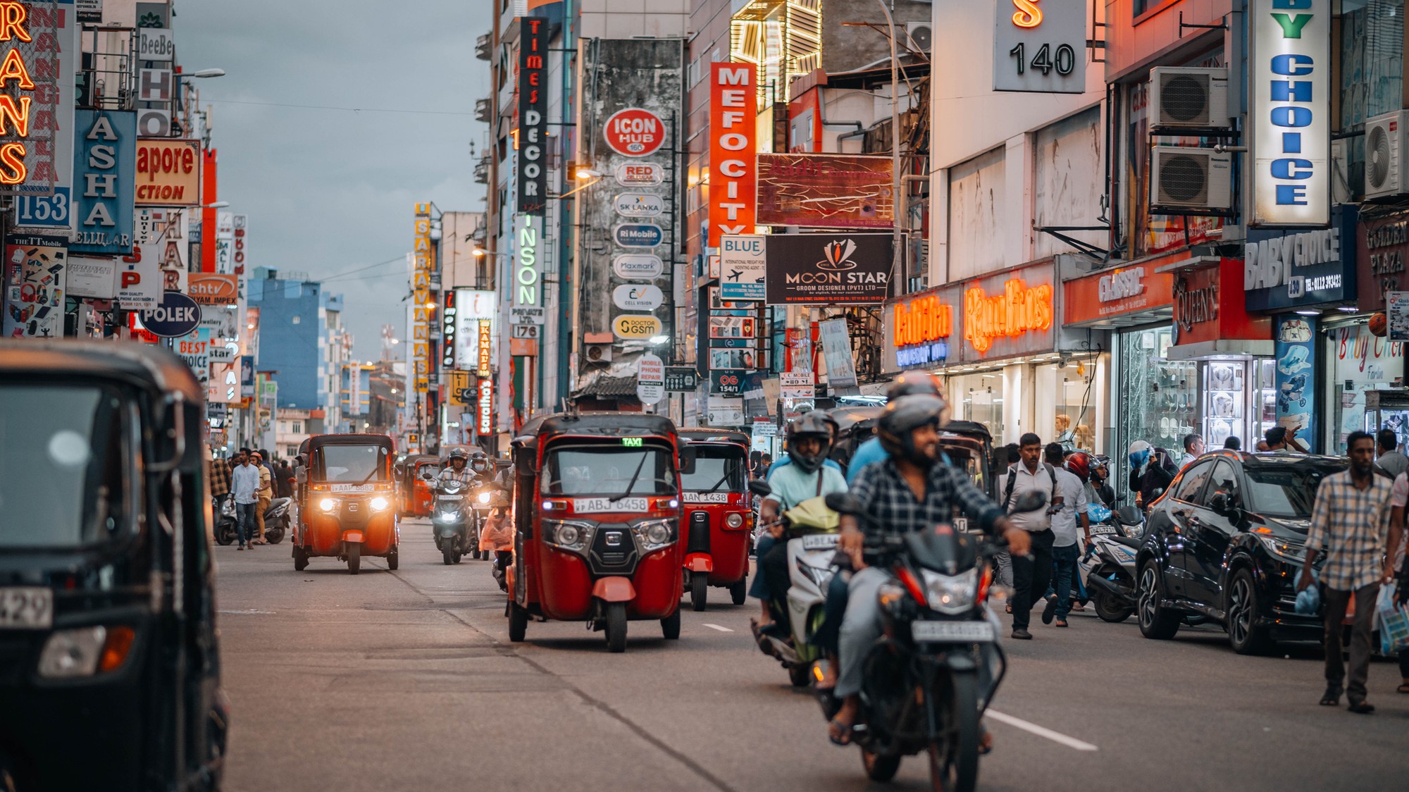 Dav a podniky na uliciach Kolomba na Srí Lanke