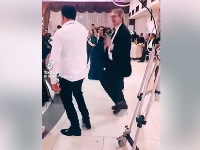 Nemac stigao na romsku svadbu i njegova reakcija na muziku je neprocenjiva