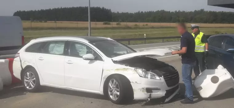 Nie zmieścił się w bramkach - rozbił auto i barierki