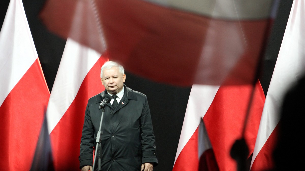 Państwo jest w fatalnym stanie, musimy je odbudować, to zadanie rządu Beaty Szydło - powiedział prezes PiS Jarosław Kaczyński. Sama kandydatka PiS na premiera podkreśliła z kolei, że jej gabinet będą definiowały dwa słowa: praca i pokora.