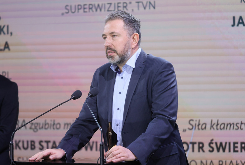 Piotr Świerczek z TVN24 odbiera nagrodę za materiał "Siła kłamstwa" na gali Grand Press — Dziennikarz Roku 2022