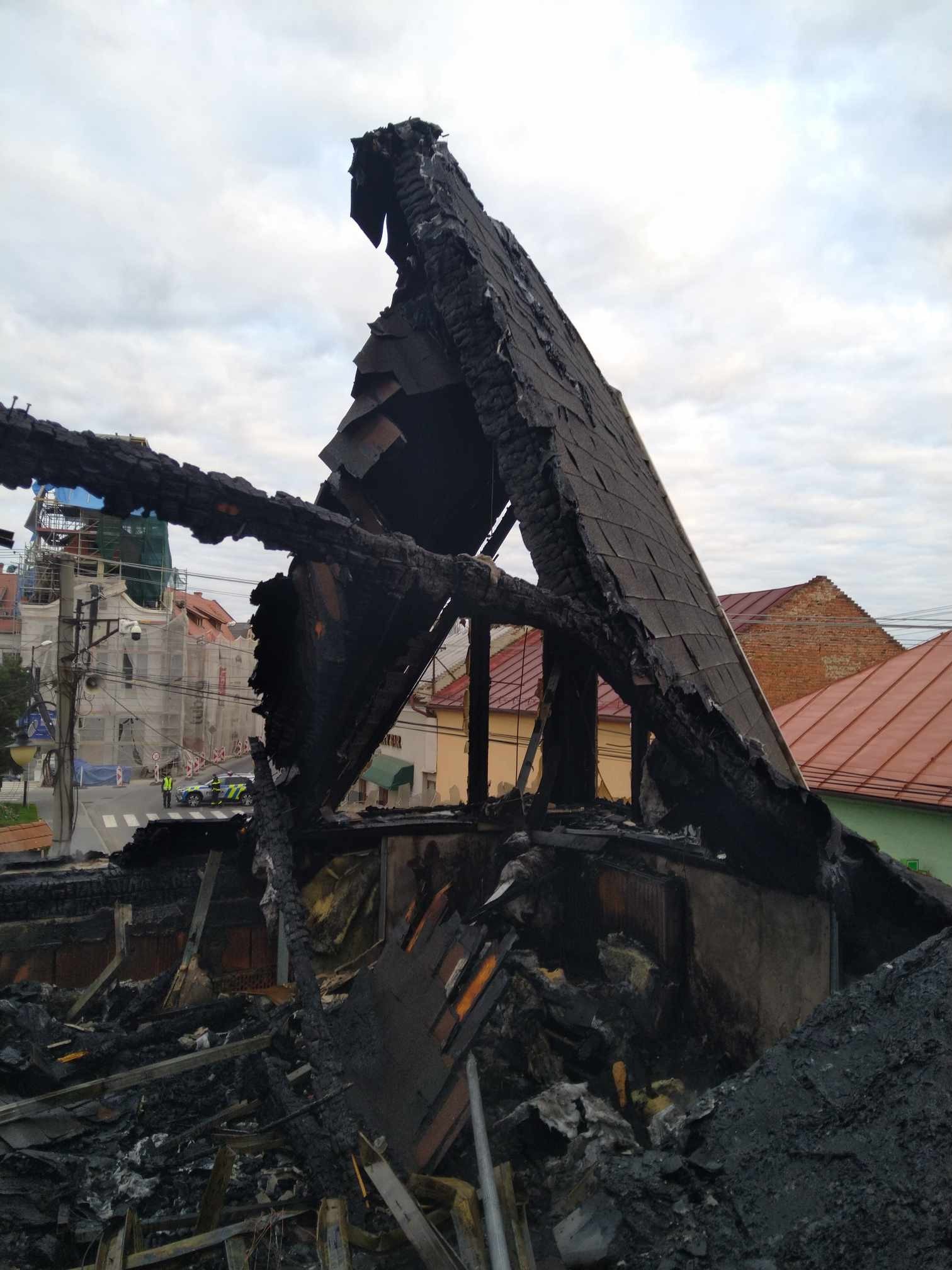Polícia vyšetruje nočný požiar penziónu vo Fiľakove.
